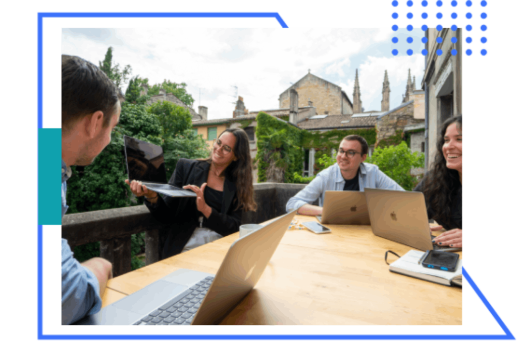 Zwei Frauen am Laptop arbeiten