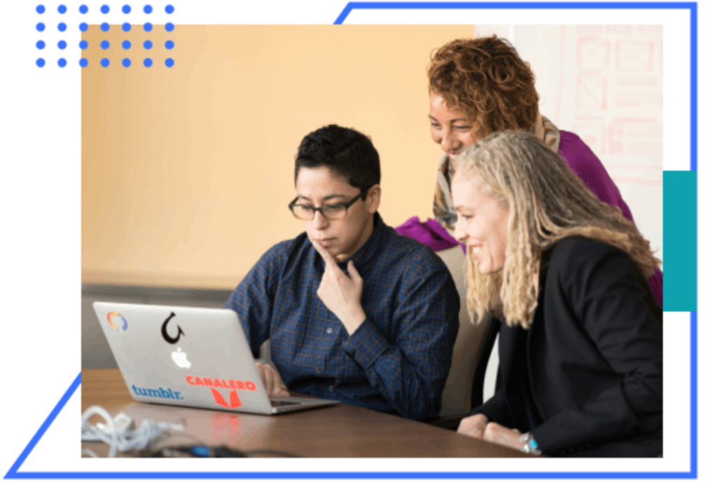 Zwei Frauen am Laptop arbeiten