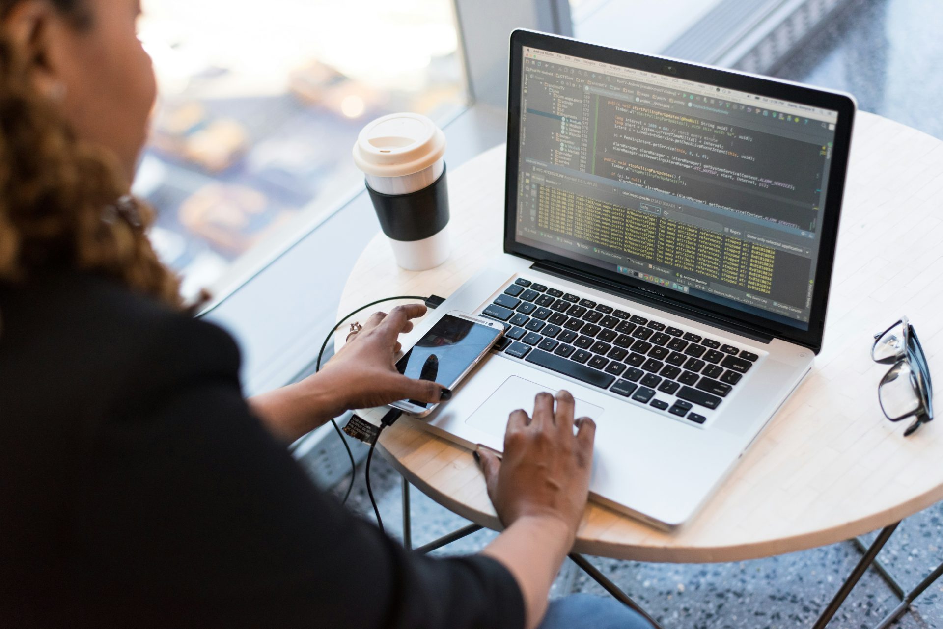 Zwei Frauen am Laptop arbeiten


