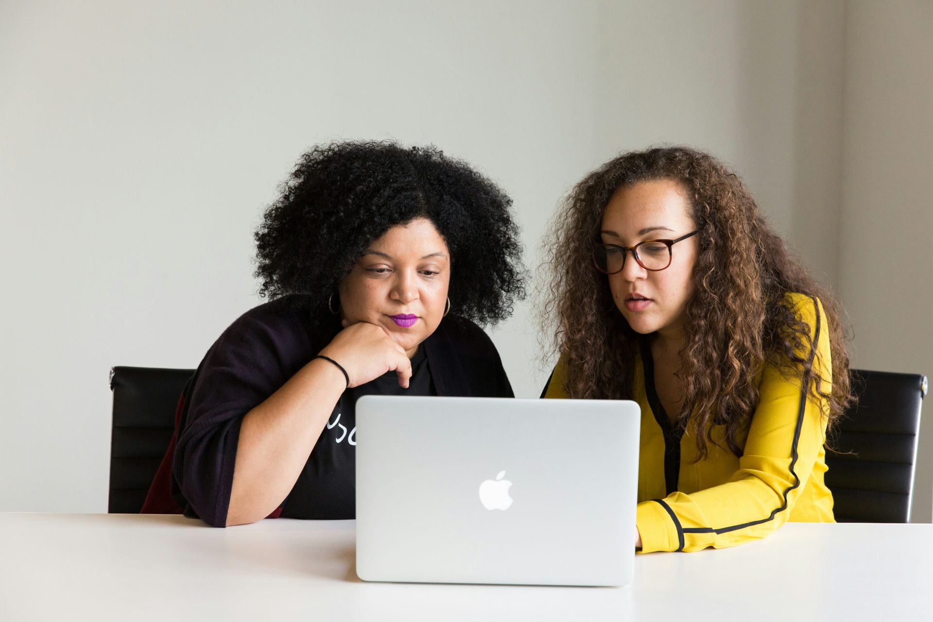 Zwei Frauen am Laptop arbeiten

