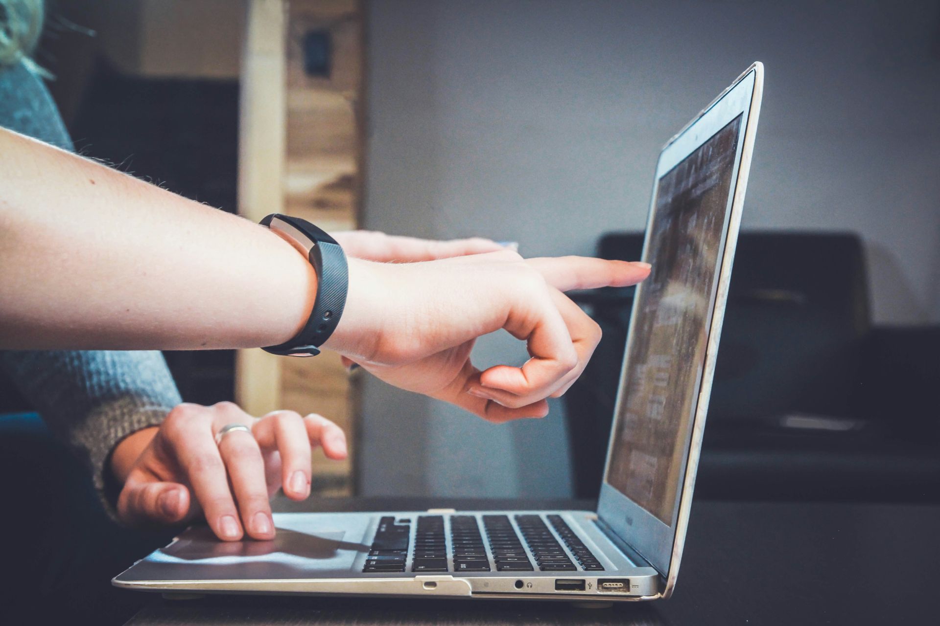 Zwei Frauen am Laptop arbeiten


